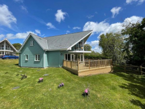 Luxurious 4 Bedroom New England Style Villa - Trewhiddle V12